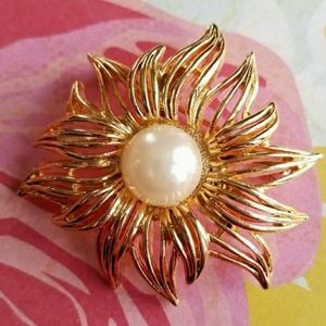 Vintage pearly daisy brooch gold tone flower pin floral pearl